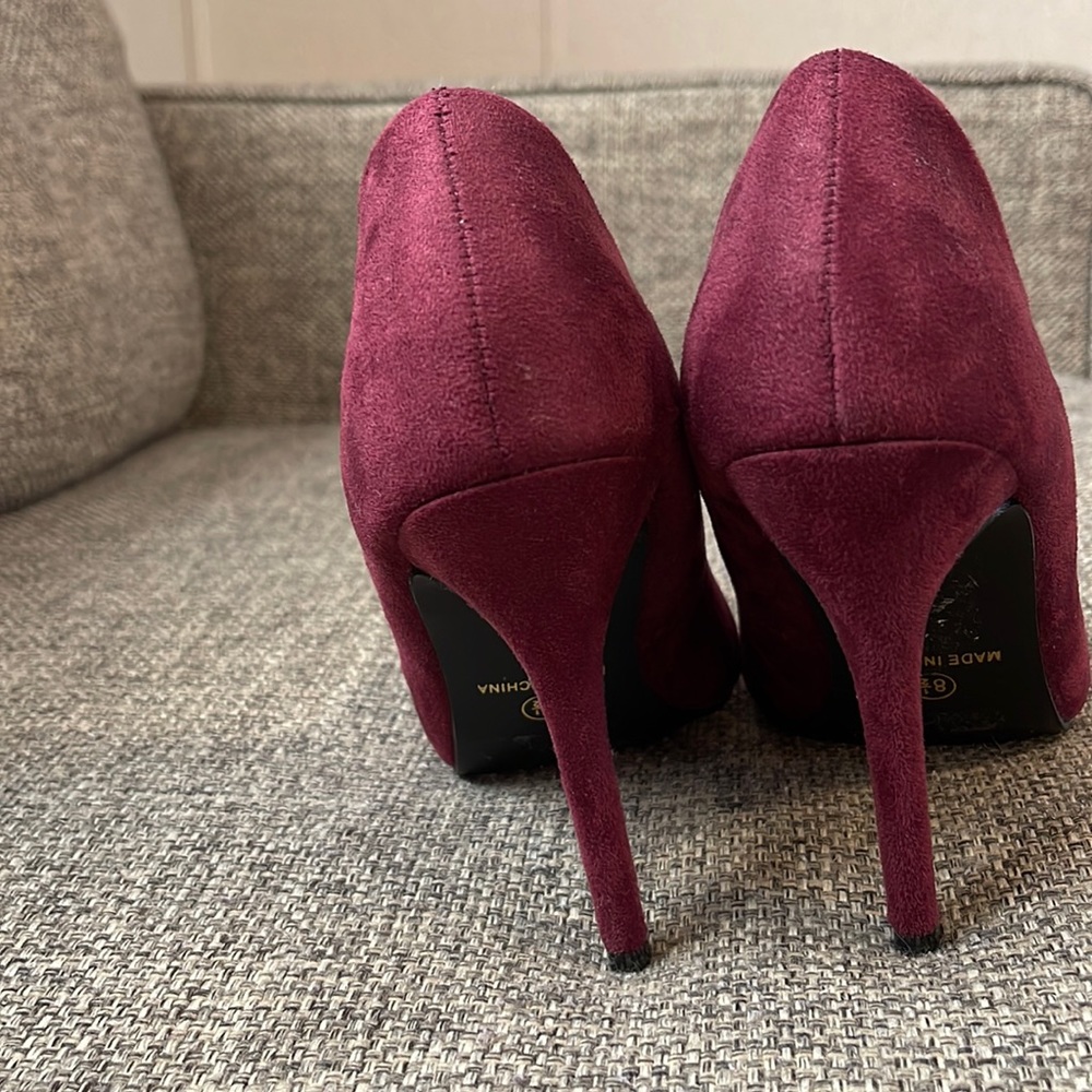 Size 8.5 Marrón color brand new never used.